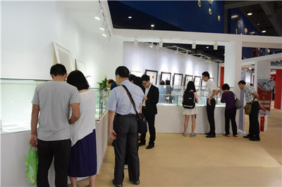 藝博會(huì)展位現(xiàn)場火爆 錢郵收藏廣受關(guān)注